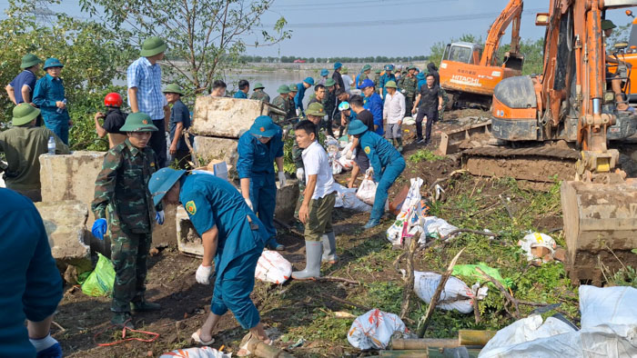 Hơn nghìn người nhanh chóng vá đoạn đê vỡ tiếp giáp Bắc Ninh - Hà Nội- Ảnh 2.