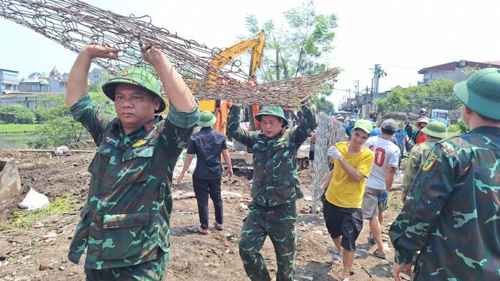 Hơn nghìn người nhanh chóng vá đoạn đê vỡ tiếp giáp Bắc Ninh - Hà Nội- Ảnh 4.