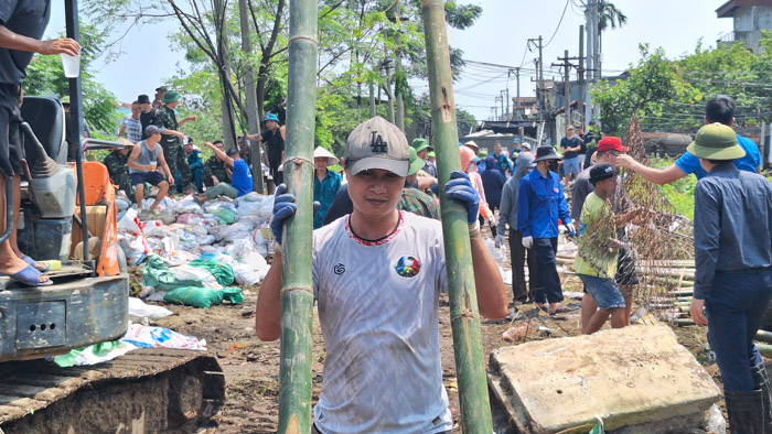 Hơn nghìn người nhanh chóng vá đoạn đê vỡ tiếp giáp Bắc Ninh - Hà Nội- Ảnh 5.