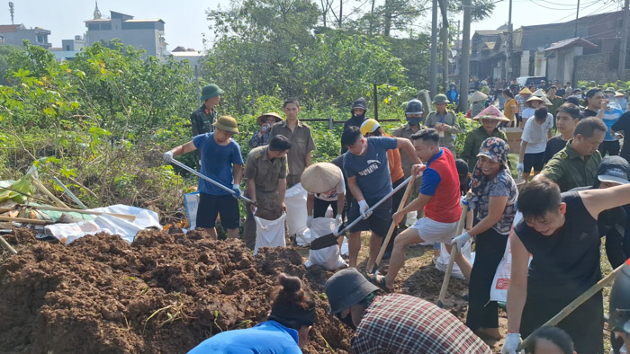 Hơn nghìn người nhanh chóng vá đoạn đê vỡ tiếp giáp Bắc Ninh - Hà Nội- Ảnh 6.