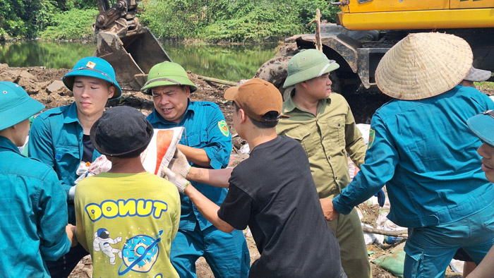 Hơn nghìn người nhanh chóng vá đoạn đê vỡ tiếp giáp Bắc Ninh - Hà Nội- Ảnh 7.