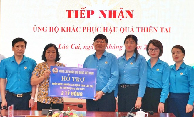 Tổng LĐLĐ Việt Nam trao 6 tỉ đồng hỗ trợ công đoàn viên bị ảnh hưởng do mưa lũ- Ảnh 1.