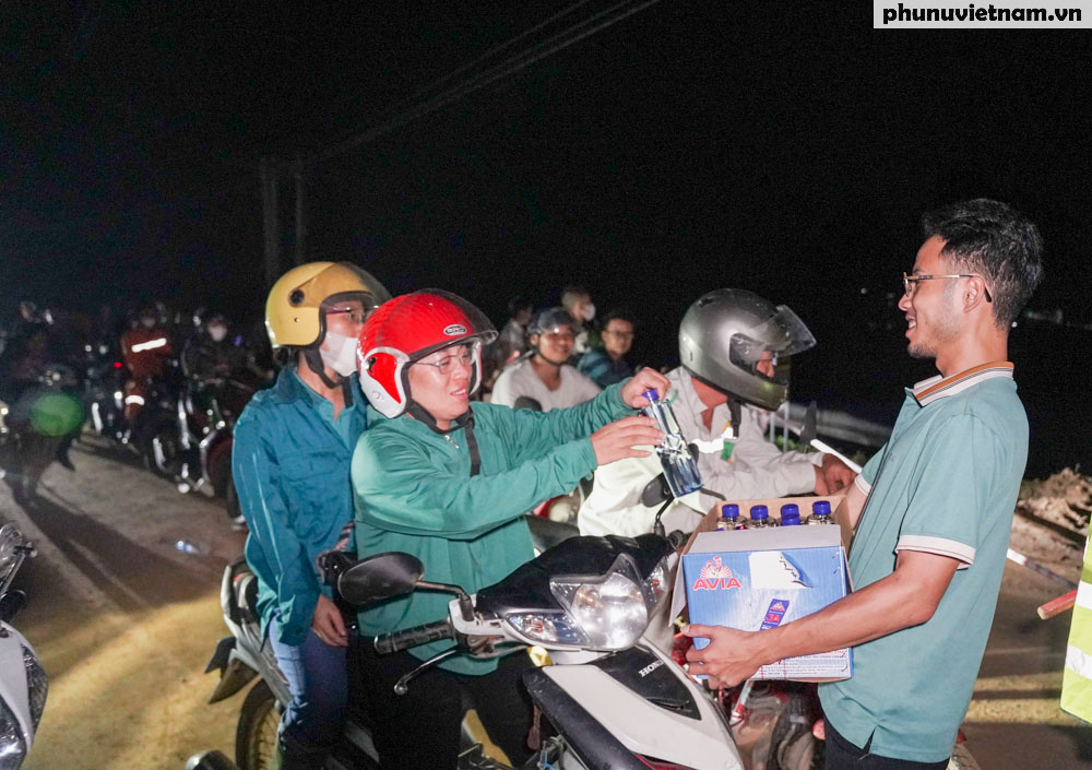 12 giờ liên tục thông đường để đón giáo viên, học sinh trở lại trường trong thời gian nghỉ bão- Ảnh 14.