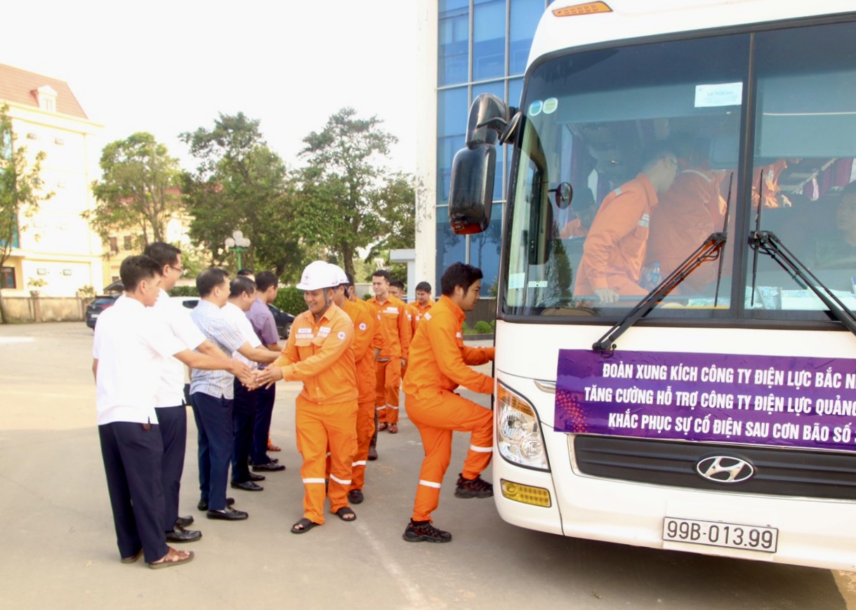 Đội xung kích Điện lực Bắc Ninh đến Quảng Ninh hỗ trợ khắc phục sự cố điện sau bão số 3- Ảnh 3.