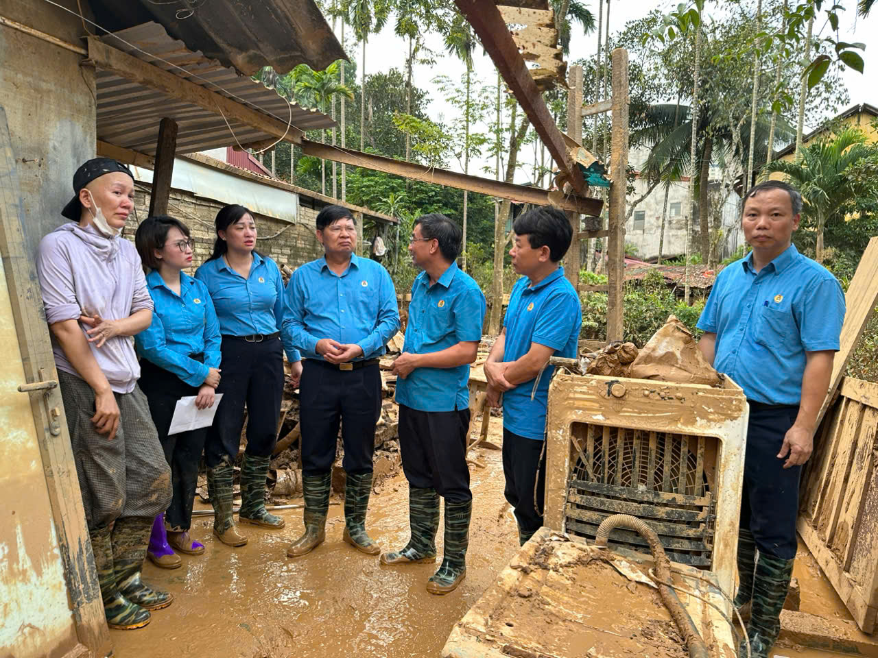 Đoàn viên, người lao động tỉnh Yên Bái cùng nhau đoàn kết khắc phục hậu quả thiên tai- Ảnh 7.