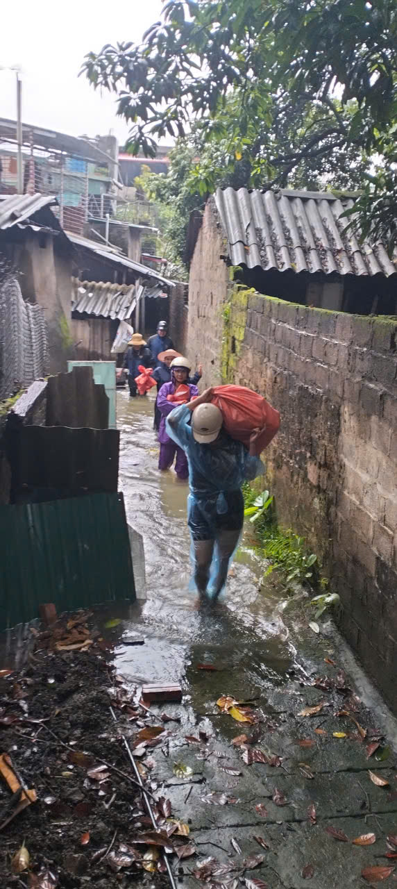 Mưa lũ bủa vây, cán bộ hội viên phụ nữ Lào Cai trực sẵn sàng hỗ trợ tối đa cho người dân - Ảnh 4.