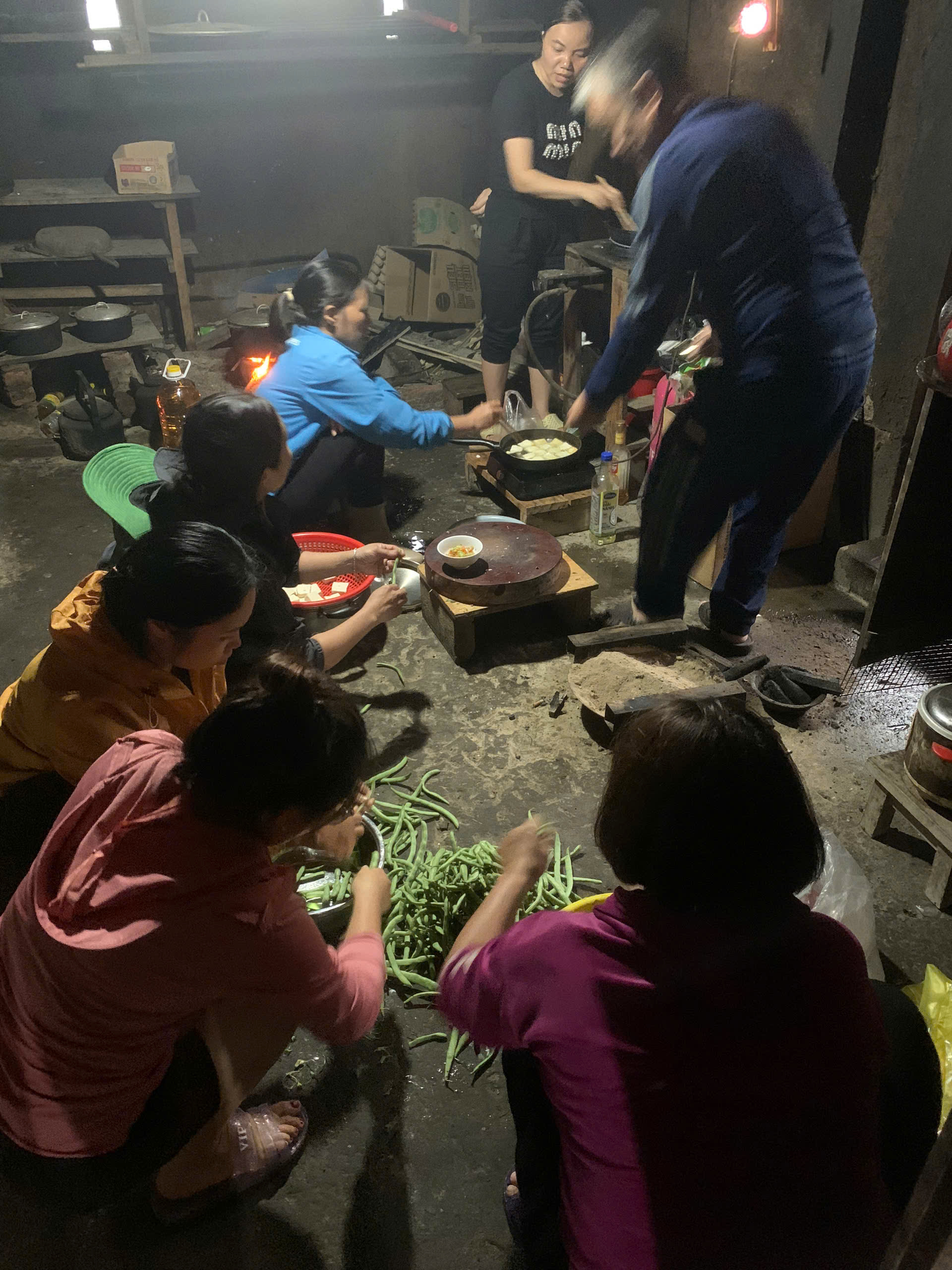 Mưa lũ bủa vây, cán bộ hội viên phụ nữ Lào Cai trực sẵn sàng hỗ trợ tối đa cho người dân - Ảnh 3.