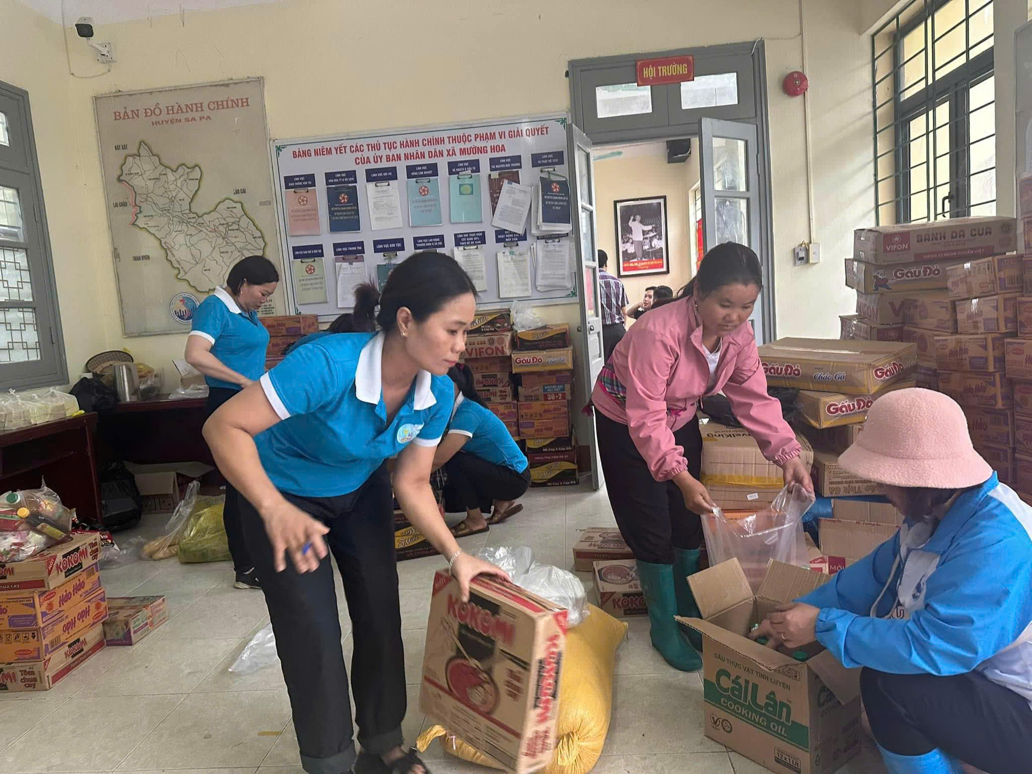 Mưa lũ bủa vây, cán bộ hội viên phụ nữ Lào Cai trực sẵn sàng hỗ trợ tối đa cho người dân - Ảnh 2.
