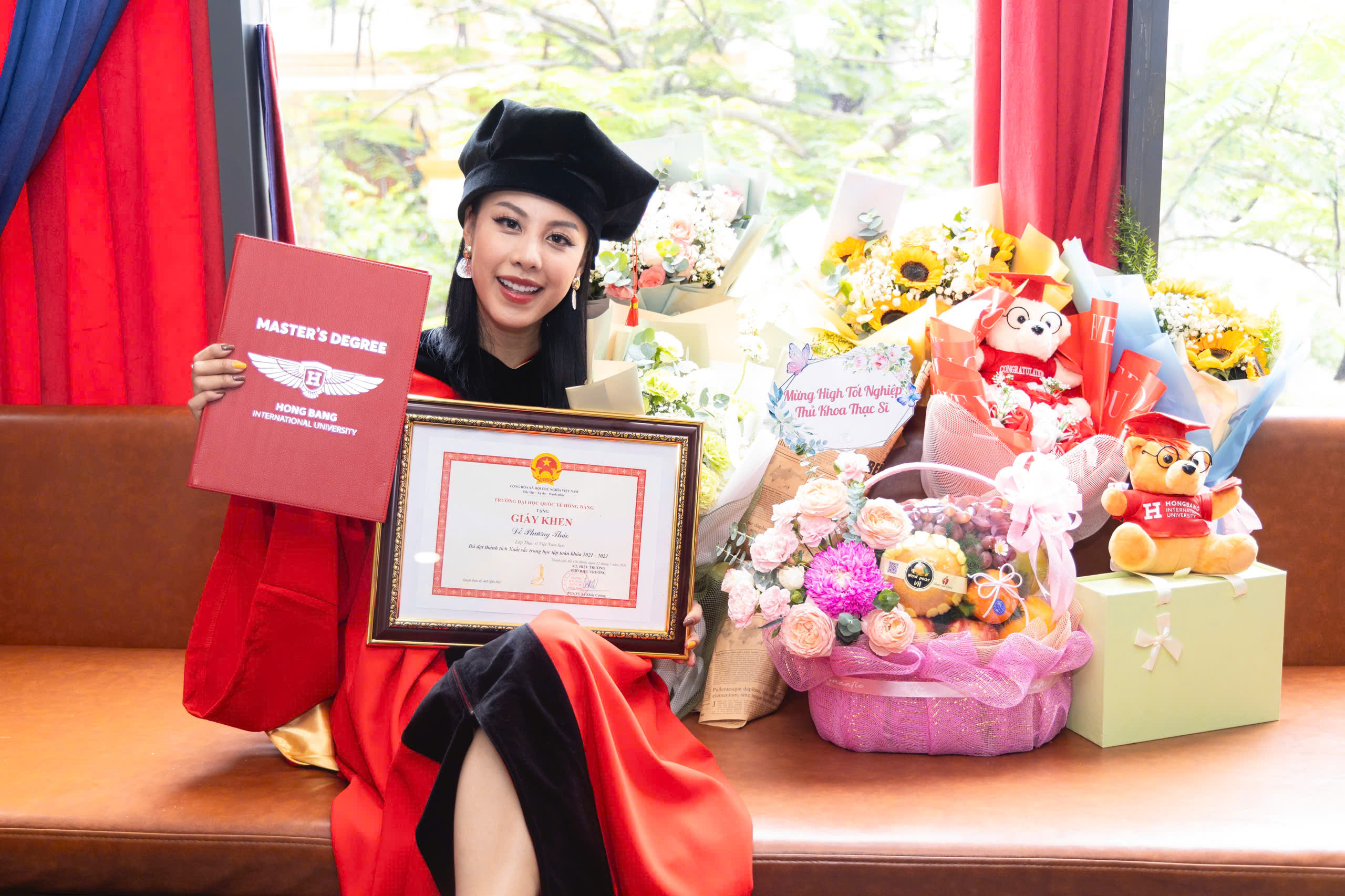 Phương Thảo với niềm vui đạt vị trí thủ khoa chương trình học thạc sĩ Việt Nam học của trường Đại học Quốc tế Hồng Bàng Phương Thảo với niềm vui đạt vị trí thủ khoa chương trình học thạc sĩ Việt Nam học của trường Đại học Quốc tế Hồng Bàng