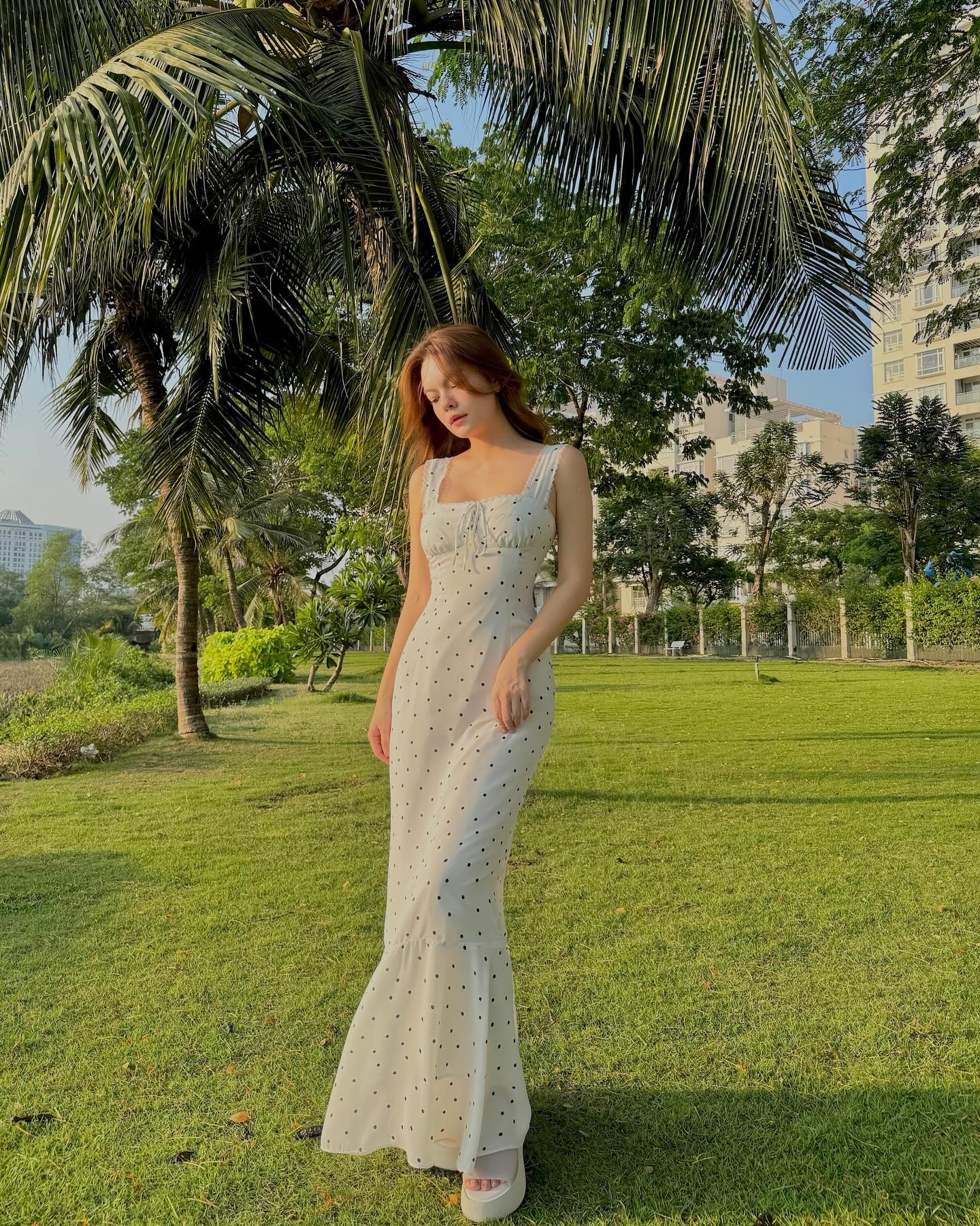 Phụ nữ trên 40 tuổi, có chiều cao khiêm tốn nên mặc váy dài như thế nào?- Ảnh 4. Phụ nữ trên 40 tuổi, có chiều cao khiêm tốn nên mặc váy dài như thế nào?- Ảnh 4.