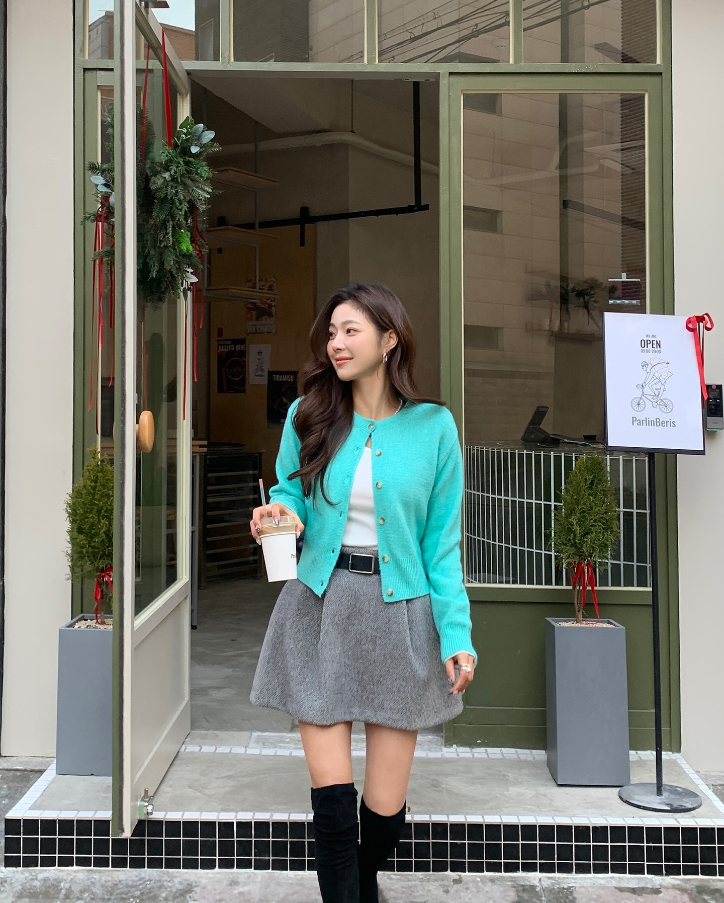 Chị em ghim ngay 10 cách mặc áo sáng màu tươi trẻ cho dịp Tết 2025- Ảnh 10. Chị em ghim ngay 10 cách mặc áo sáng màu tươi trẻ cho dịp Tết 2025- Ảnh 10.