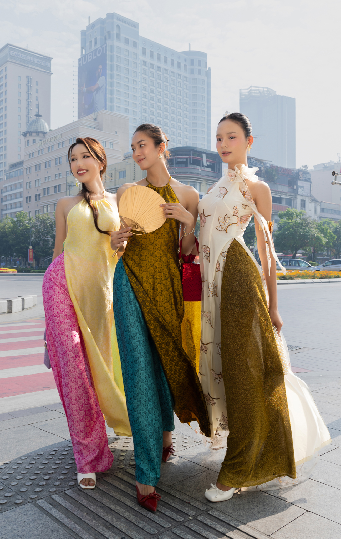 Áo dài lụa đón Tết- Ảnh 3. Áo dài lụa đón Tết- Ảnh 3.