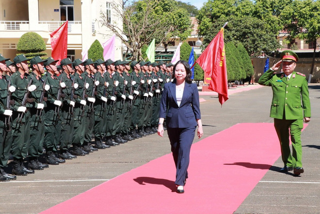 Lãnh đạo Đảng, Nhà nước thăm, tặng quà tại các địa phương, đơn vị dịp Tết Ất Tỵ- Ảnh 2.