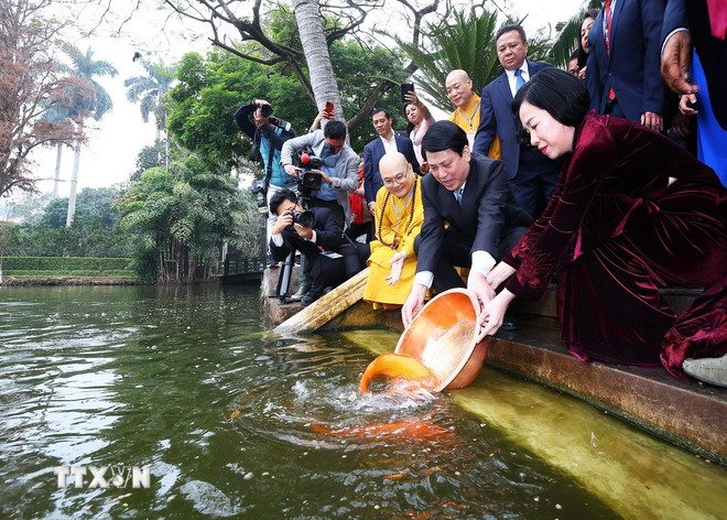 Chủ tịch nước cùng đại biểu kiều bào dâng hương tại Hoàng thành Thăng Long- Ảnh 1.