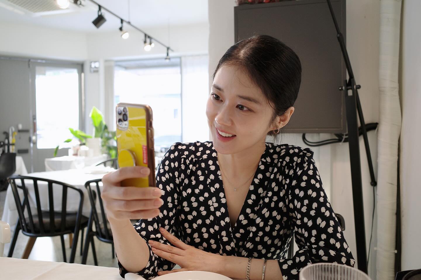 Để mặc đẹp với trang phục màu trung tính, phụ nữ trên 40 tuổi nên tham khảo Jang Nara- Ảnh 3. Để mặc đẹp với trang phục màu trung tính, phụ nữ trên 40 tuổi nên tham khảo Jang Nara- Ảnh 3.