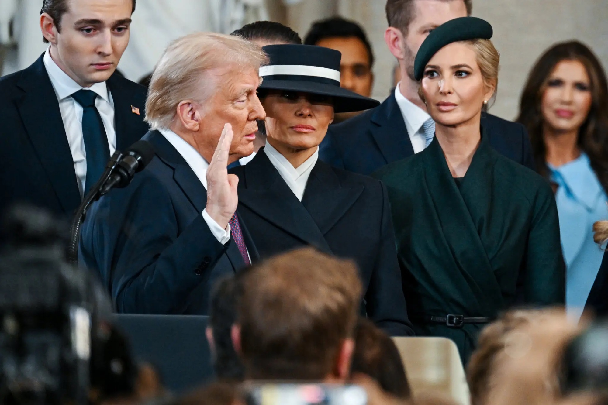 Thời trang của bà Melania trong lễ tuyên thệ nhậm chức của Tổng thống Mỹ Donald Trump