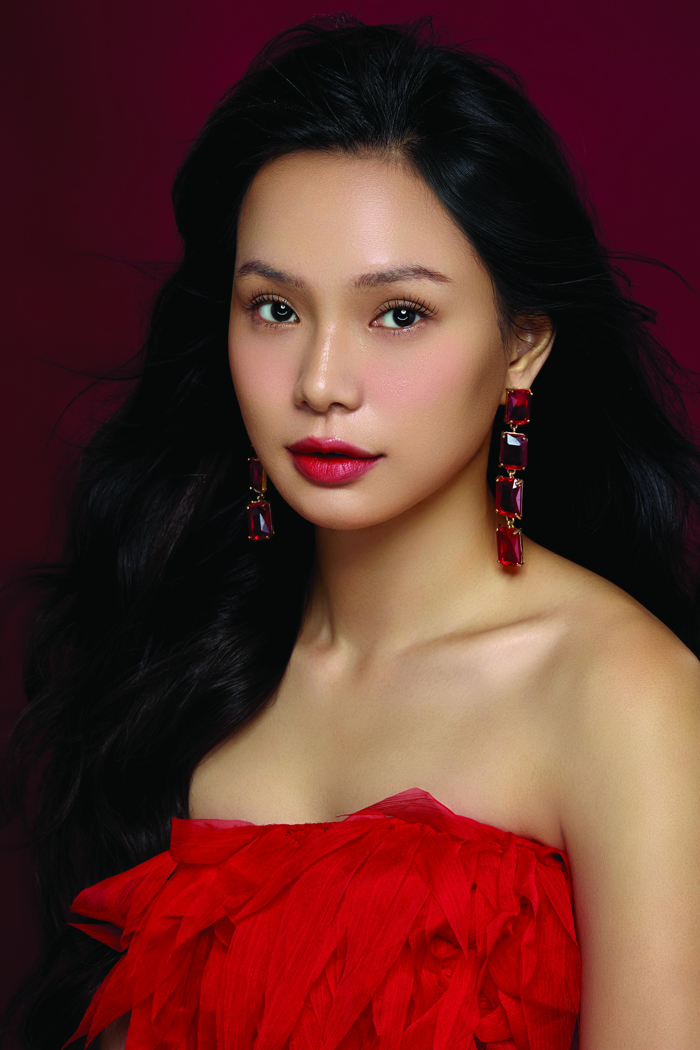 Biến tấu make up cùng sắc đỏ- Ảnh 2. Biến tấu make up cùng sắc đỏ- Ảnh 2.