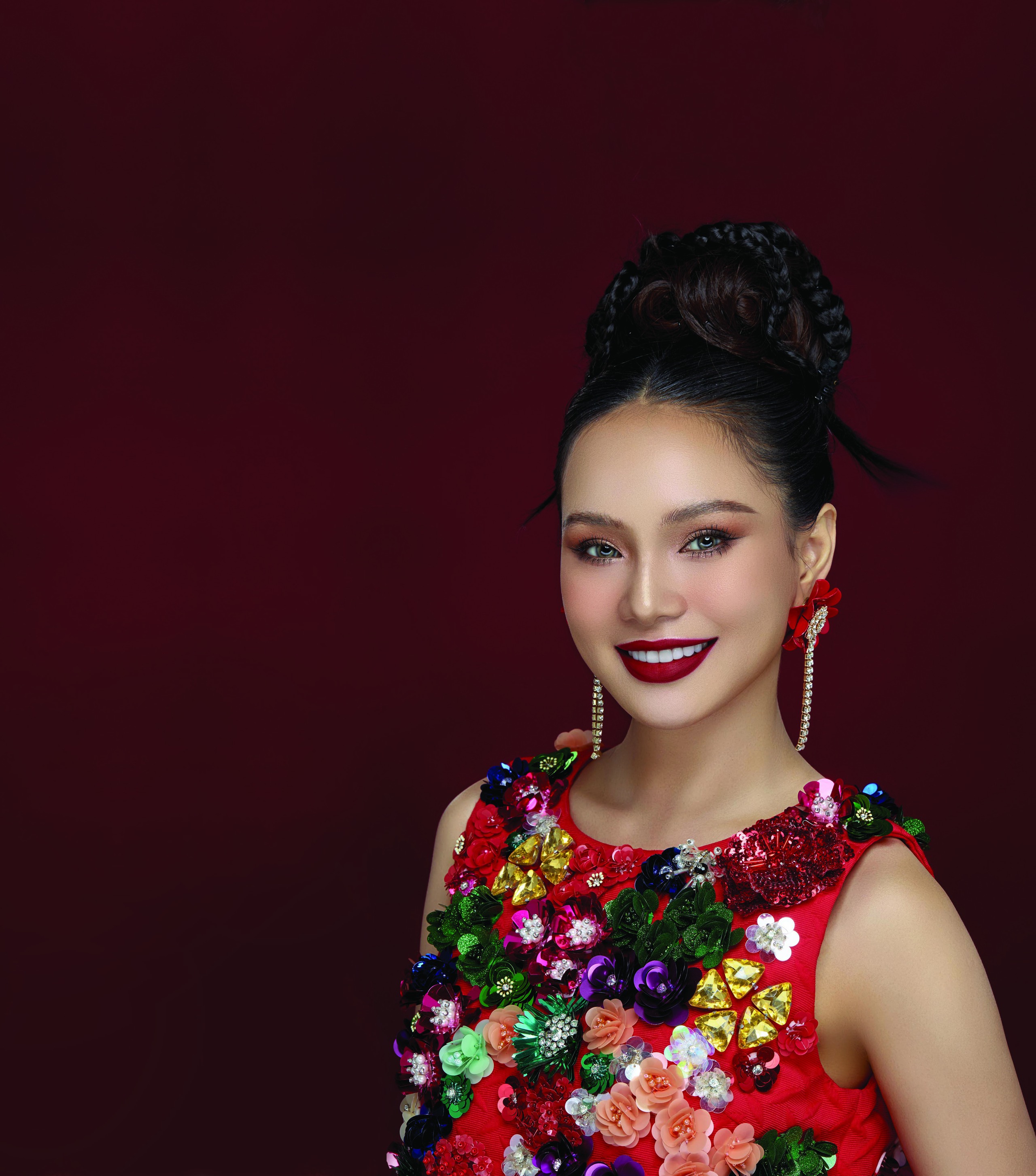 Biến tấu make up cùng sắc đỏ- Ảnh 4. Biến tấu make up cùng sắc đỏ- Ảnh 4.