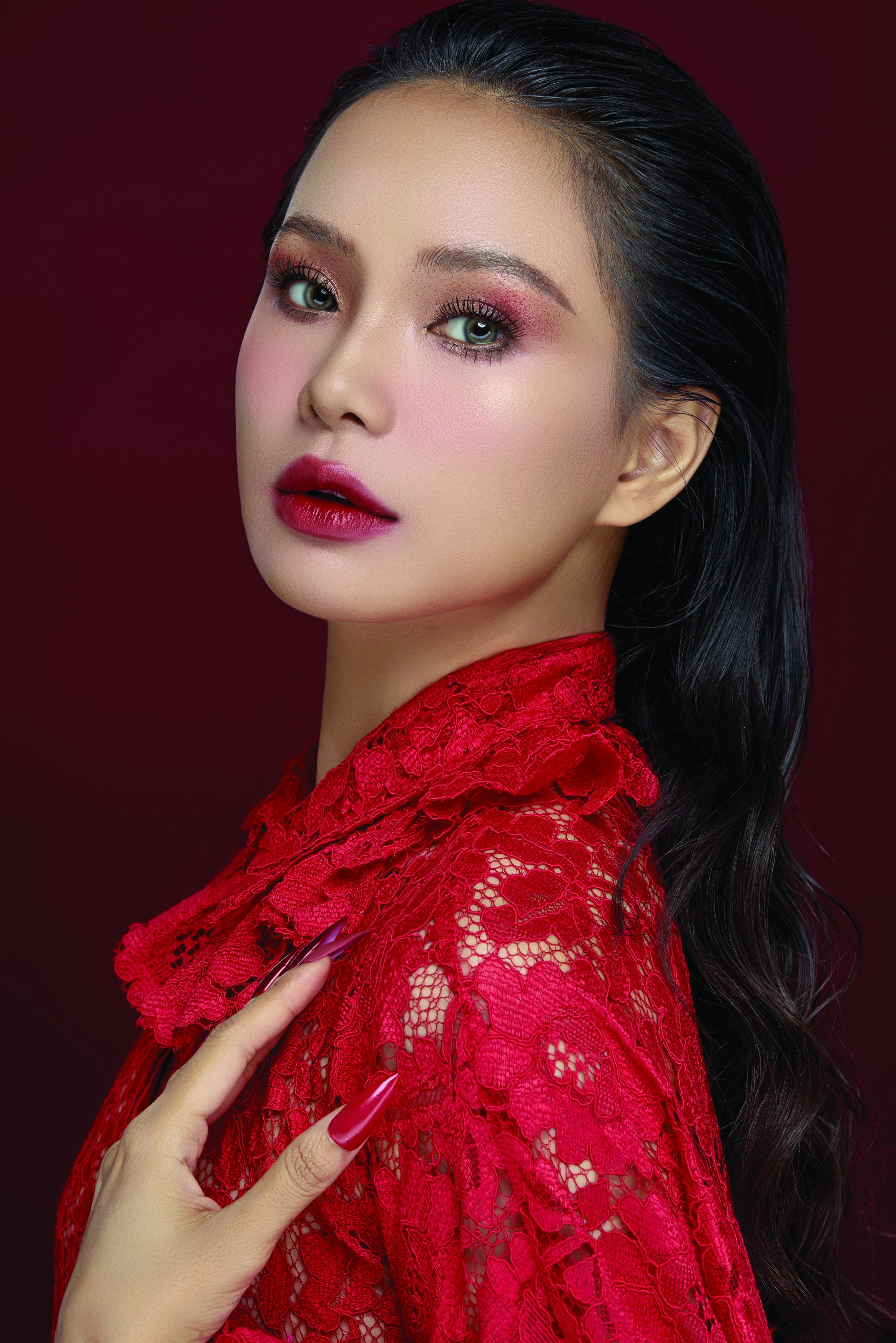 Biến tấu make up cùng sắc đỏ- Ảnh 3. Biến tấu make up cùng sắc đỏ- Ảnh 3.