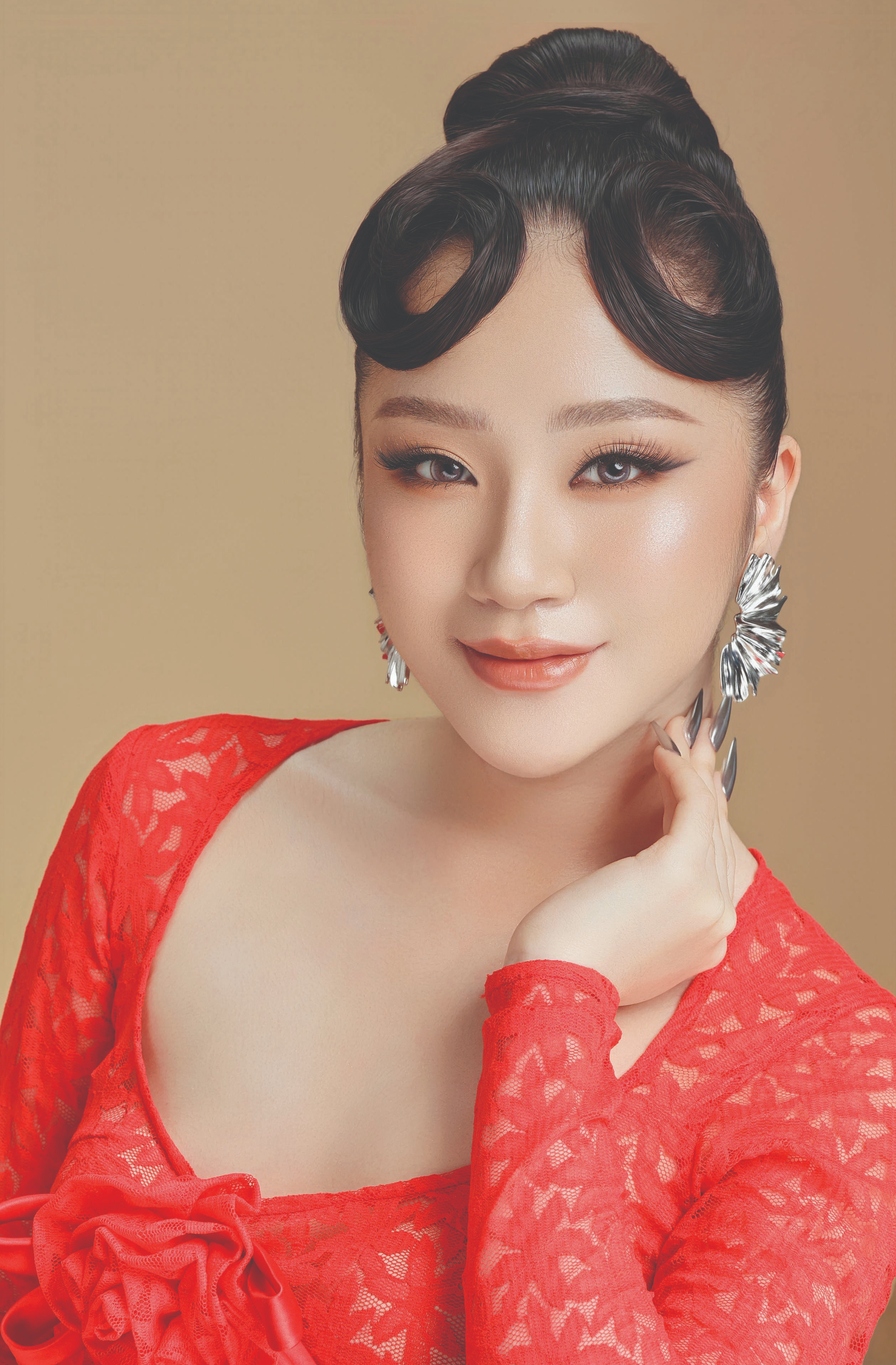 Tóc lạ du Xuân- Ảnh 1. Tóc lạ du Xuân- Ảnh 1.