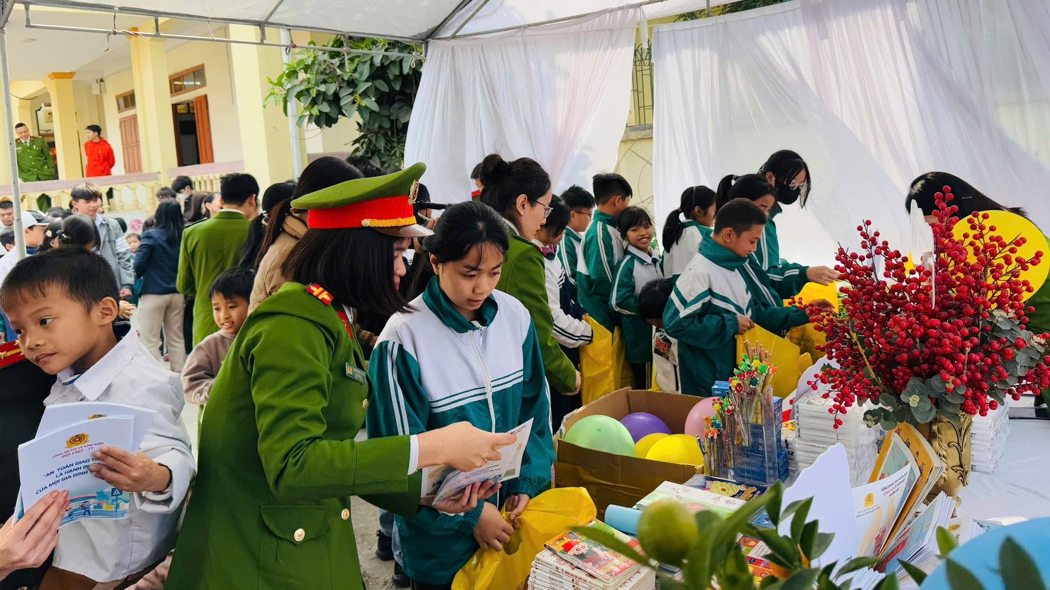 Sự vô tâm của cha mẹ có thể đẩy con gái vào tay kẻ thủ ác- Ảnh 2. Sự vô tâm của cha mẹ có thể đẩy con gái vào tay kẻ thủ ác- Ảnh 2.