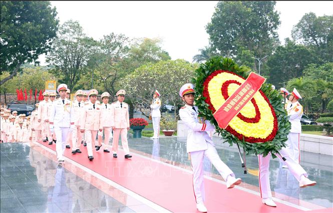 Lãnh đạo Đảng, Nhà nước vào Lăng viếng Chủ tịch Hồ Chí Minh nhân dịp Tết Nguyên đán- Ảnh 8.