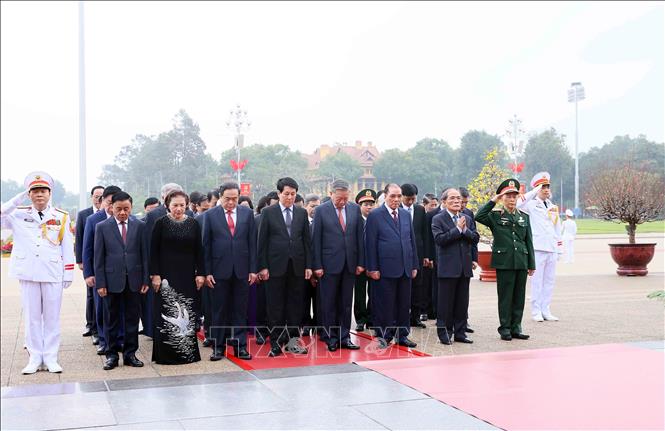 Lãnh đạo Đảng, Nhà nước vào Lăng viếng Chủ tịch Hồ Chí Minh nhân dịp Tết Nguyên đán- Ảnh 2.