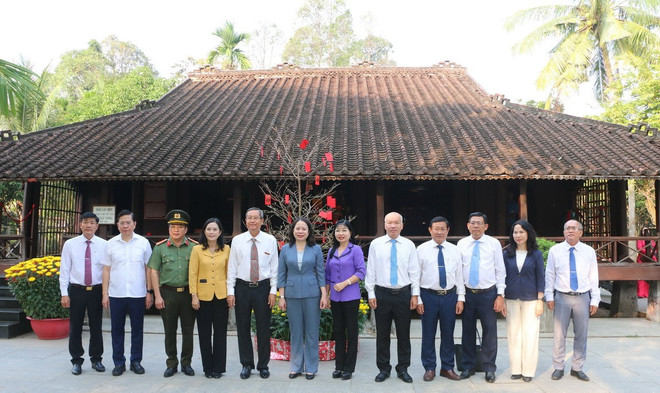 Phó Chủ tịch nước Võ Thị Ánh Xuân dâng hương tưởng nhớ Chủ tịch Tôn Đức Thắng- Ảnh 1.