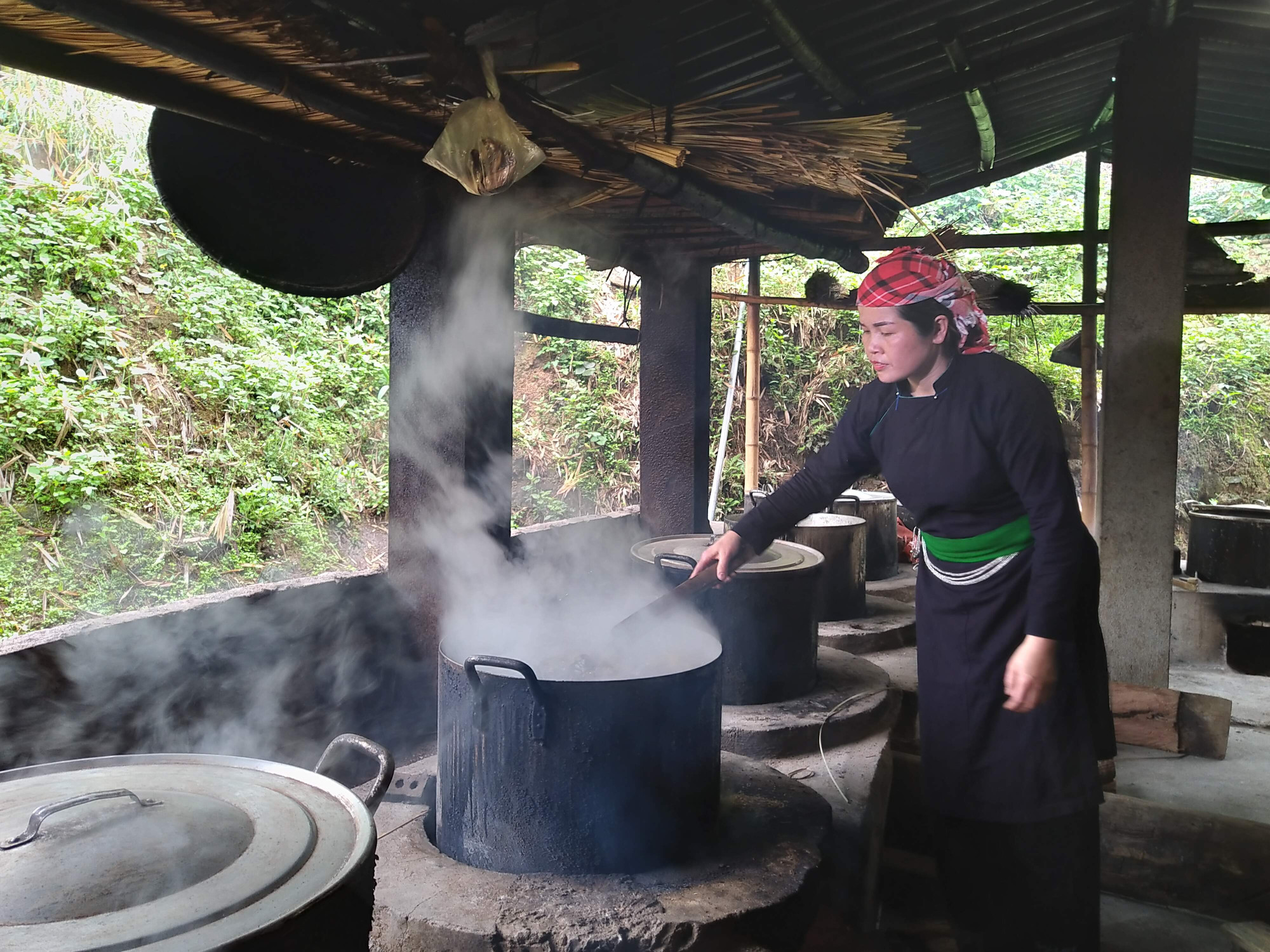 Bí mật trong chiếc bánh chưng đen của người Tày ở Văn Bàn- Ảnh 6.