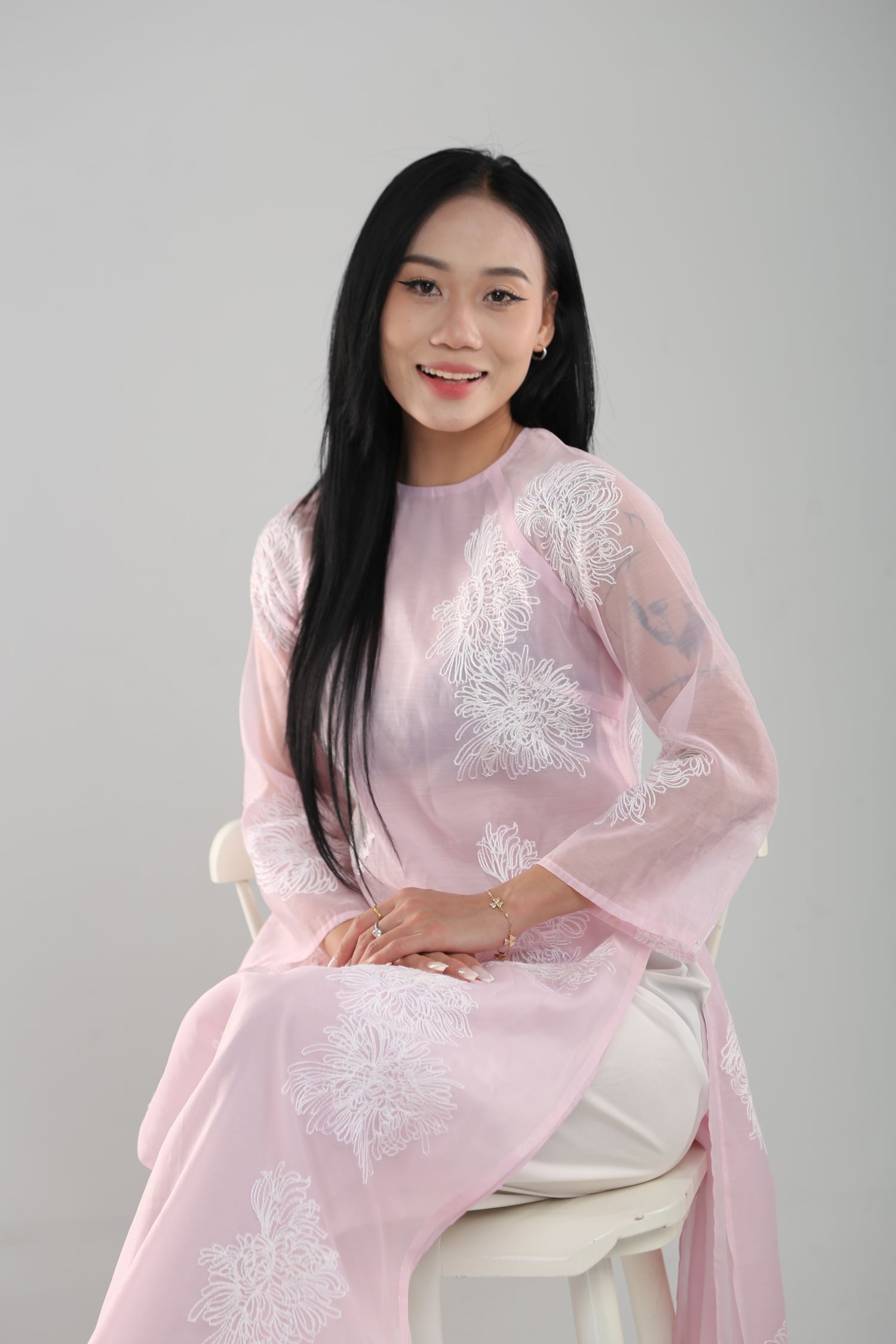 Kỷ lục gia điền kinh Hoàng Thanh Giang đón Tết cùng áo dài- Ảnh 3. Kỷ lục gia điền kinh Hoàng Thanh Giang đón Tết cùng áo dài- Ảnh 3.