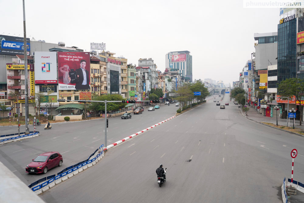 Hà Nội khác lạ so với ngày thường, mọi người thỏa thích vui chơi trong ngày đầu tiên của năm mới- Ảnh 1.