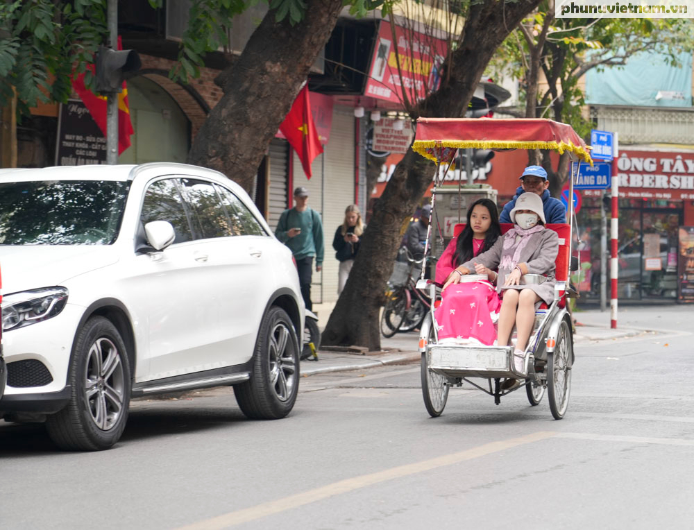 Hà Nội khác lạ so với ngày thường, mọi người thỏa thích vui chơi trong ngày đầu tiên của năm mới- Ảnh 4.