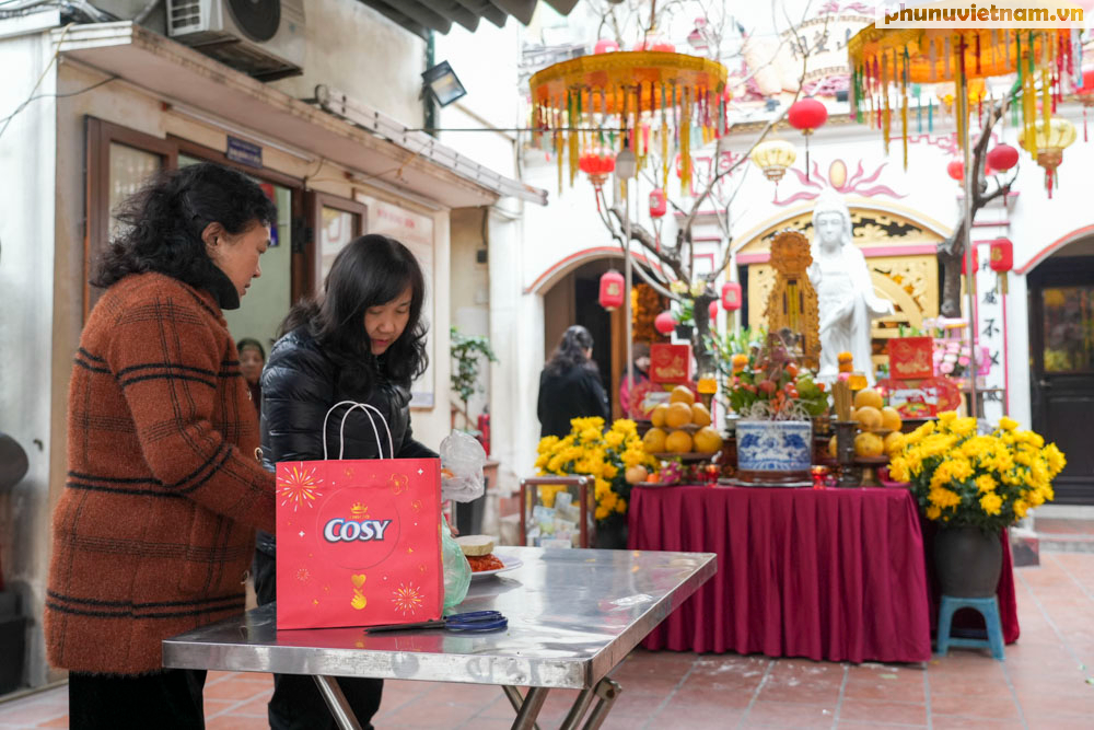 Hà Nội khác lạ so với ngày thường, mọi người thỏa thích vui chơi trong ngày đầu tiên của năm mới- Ảnh 8.