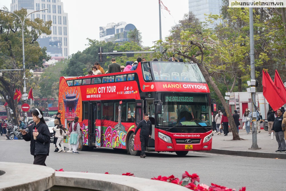 Hà Nội khác lạ so với ngày thường, mọi người thỏa thích vui chơi trong ngày đầu tiên của năm mới- Ảnh 9.