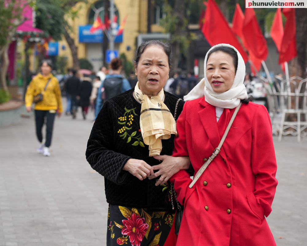 Hà Nội khác lạ so với ngày thường, mọi người thỏa thích vui chơi trong ngày đầu tiên của năm mới- Ảnh 10.