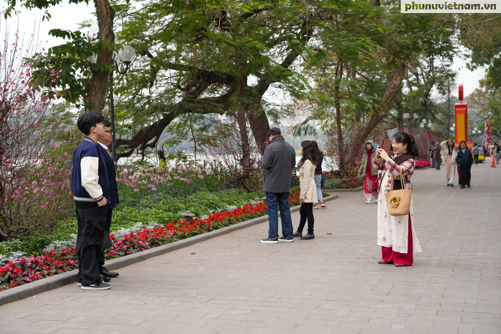 Hà Nội khác lạ so với ngày thường, mọi người thỏa thích vui chơi trong ngày đầu tiên của năm mới- Ảnh 14.