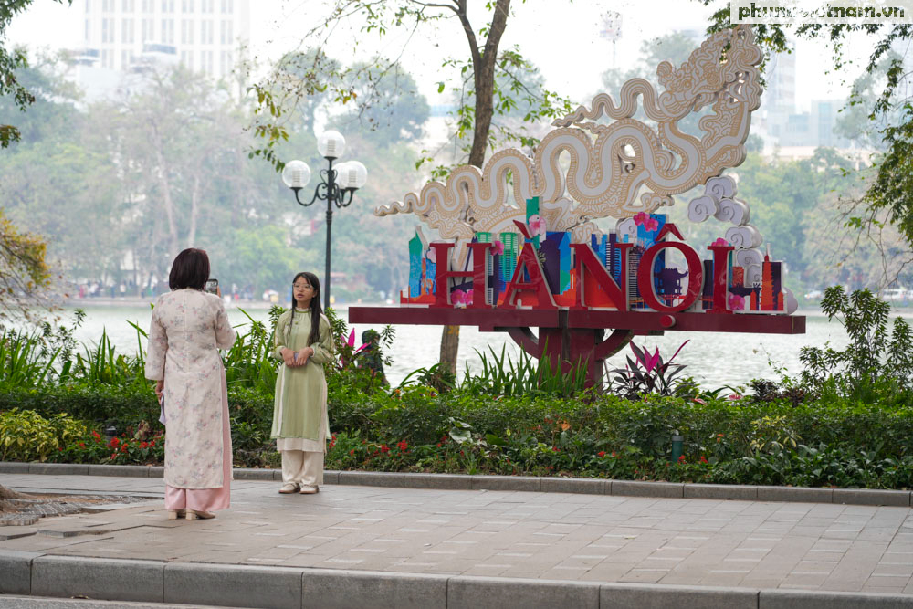 Hà Nội khác lạ so với ngày thường, mọi người thỏa thích vui chơi trong ngày đầu tiên của năm mới- Ảnh 16.