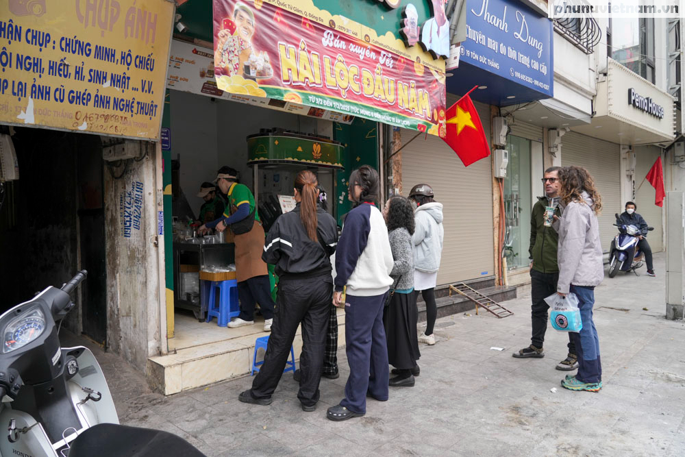 Hà Nội khác lạ so với ngày thường, mọi người thỏa thích vui chơi trong ngày đầu tiên của năm mới- Ảnh 23.