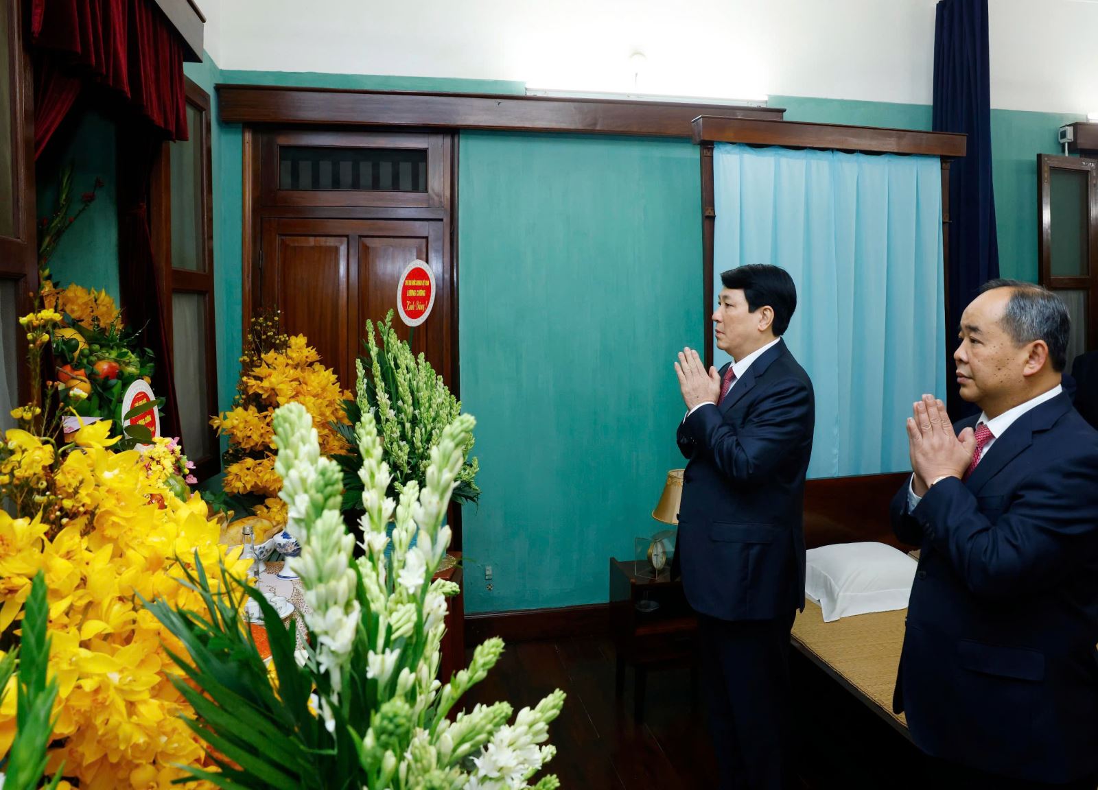 Chủ tịch nước dâng hương tưởng niệm Chủ tịch Hồ Chí Minh trong ngày đầu xuân mới- Ảnh 2.