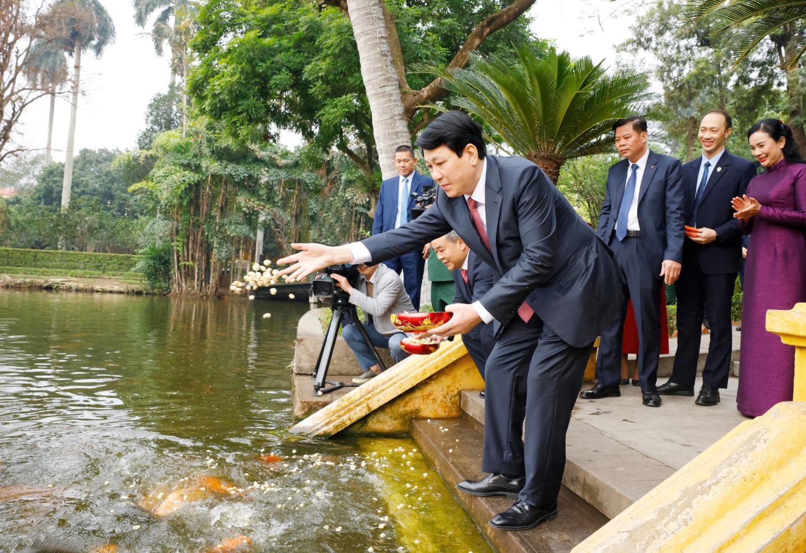 Chủ tịch nước dâng hương tưởng niệm Chủ tịch Hồ Chí Minh trong ngày đầu xuân mới- Ảnh 4.