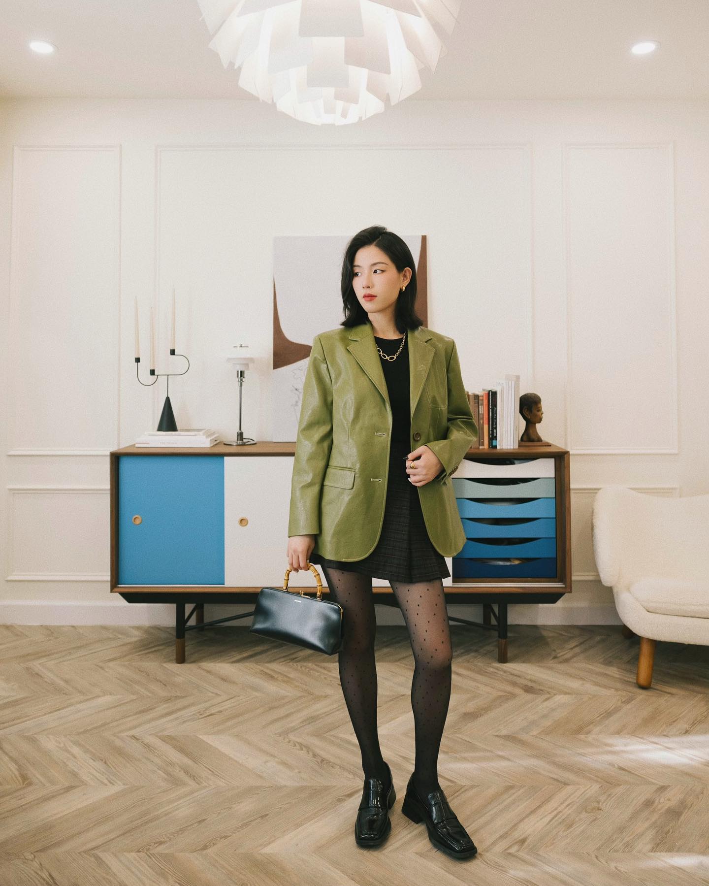 10 cách mặc áo blazer đi chúc Tết hay du xuân đều đẹp- Ảnh 7. 10 cách mặc áo blazer đi chúc Tết hay du xuân đều đẹp- Ảnh 7.