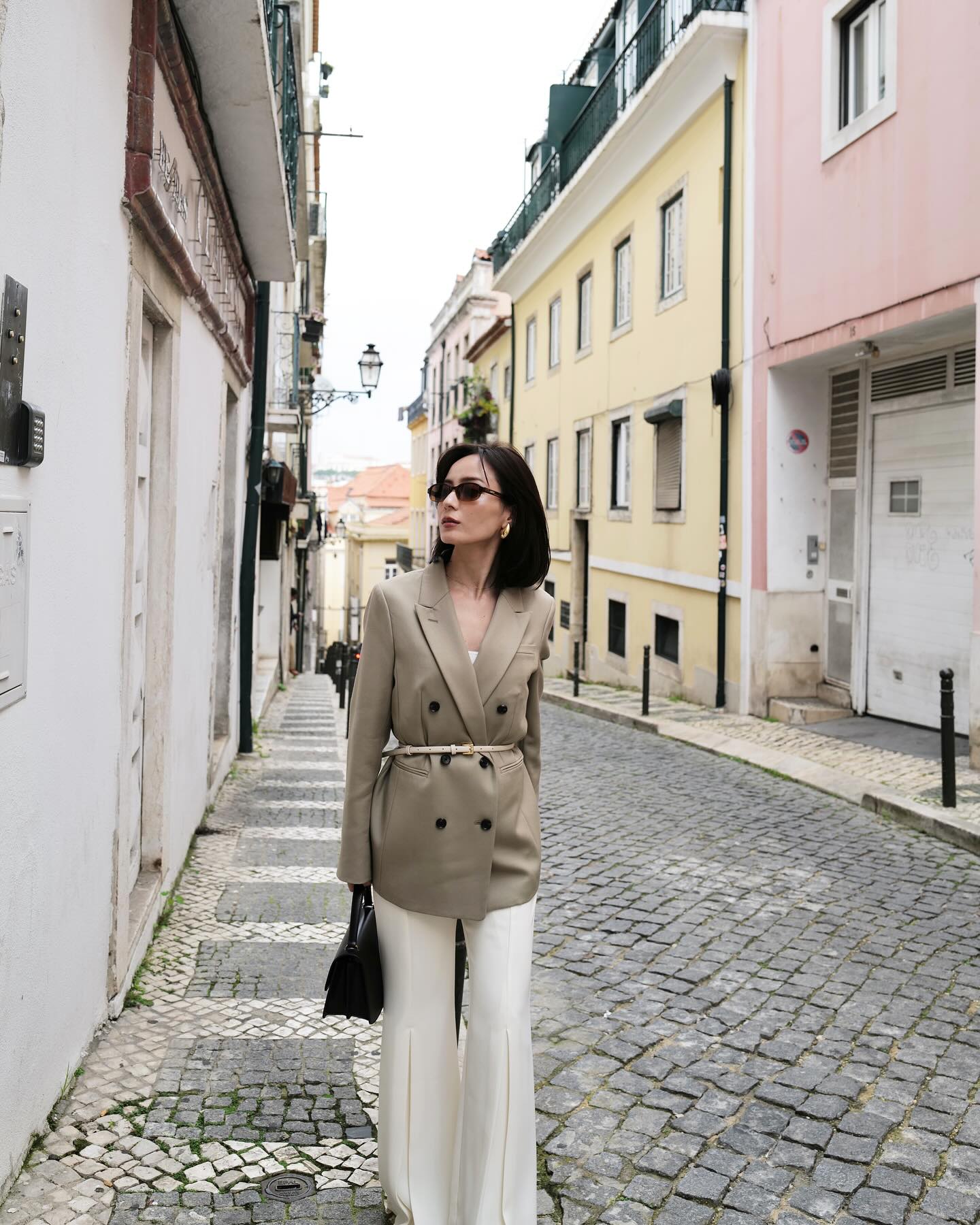 10 cách mặc áo blazer đi chúc Tết hay du xuân đều đẹp- Ảnh 1. 10 cách mặc áo blazer đi chúc Tết hay du xuân đều đẹp- Ảnh 1.