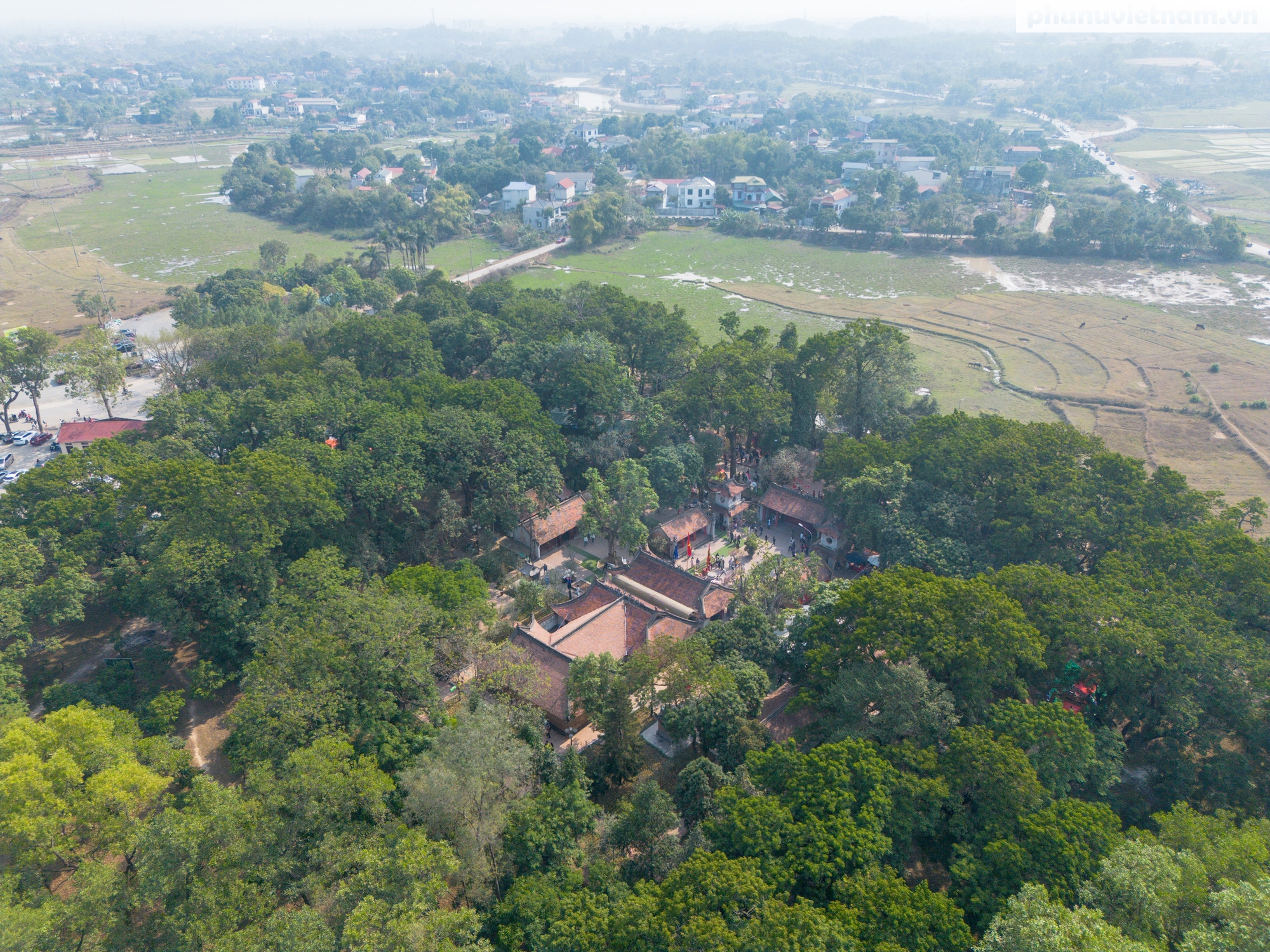 Hàng vạn người dân đến chiêm bái, dâng hương tại đền thờ Tản Viên Sơn Thánh trong ngày đầu Xuân- Ảnh 1.