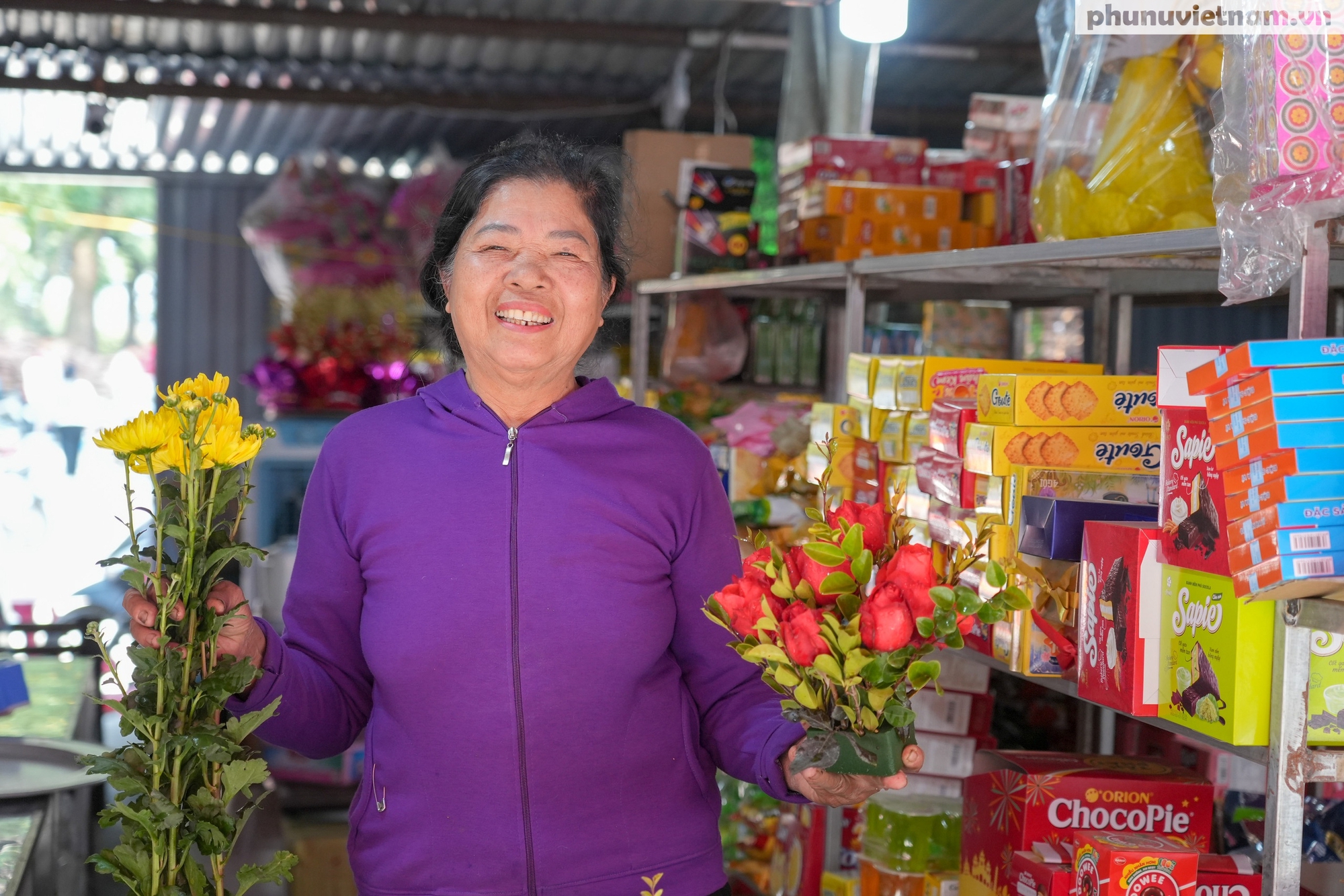 Hàng vạn người dân đến chiêm bái, dâng hương tại đền thờ Tản Viên Sơn Thánh trong ngày đầu Xuân- Ảnh 3.