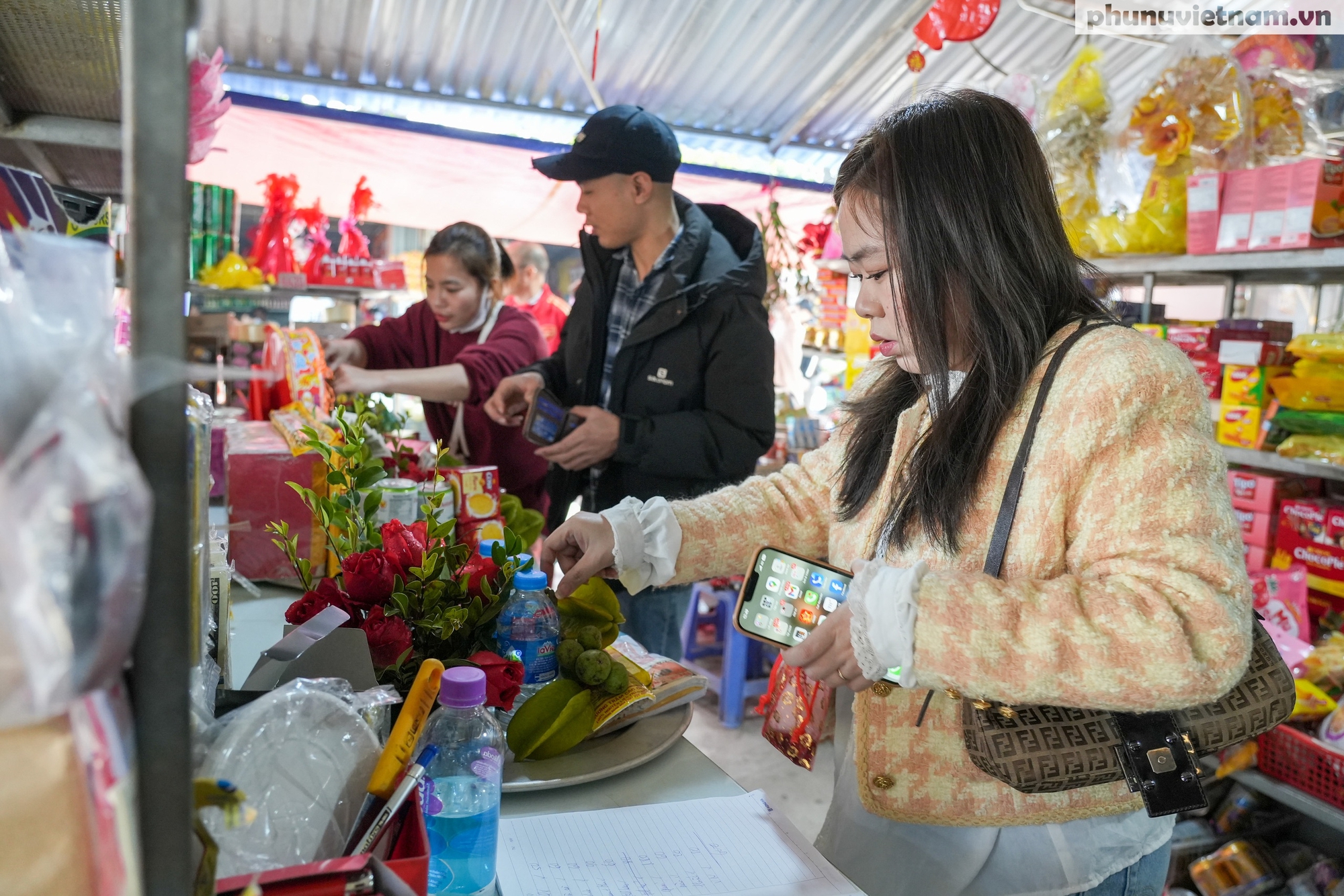 Hàng vạn người dân đến chiêm bái, dâng hương tại đền thờ Tản Viên Sơn Thánh trong ngày đầu Xuân- Ảnh 4.