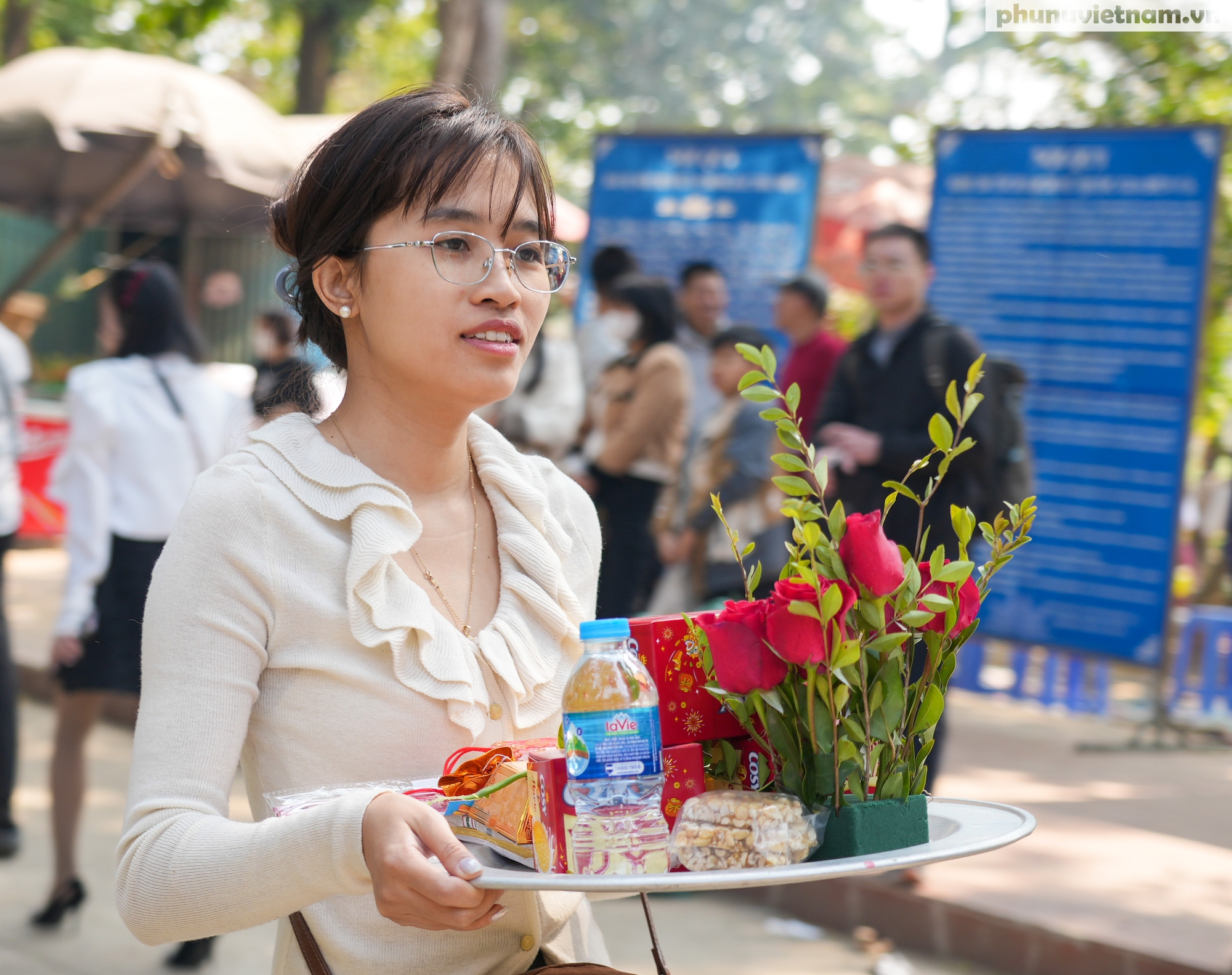 Hàng vạn người dân đến chiêm bái, dâng hương tại đền thờ Tản Viên Sơn Thánh trong ngày đầu Xuân- Ảnh 6.