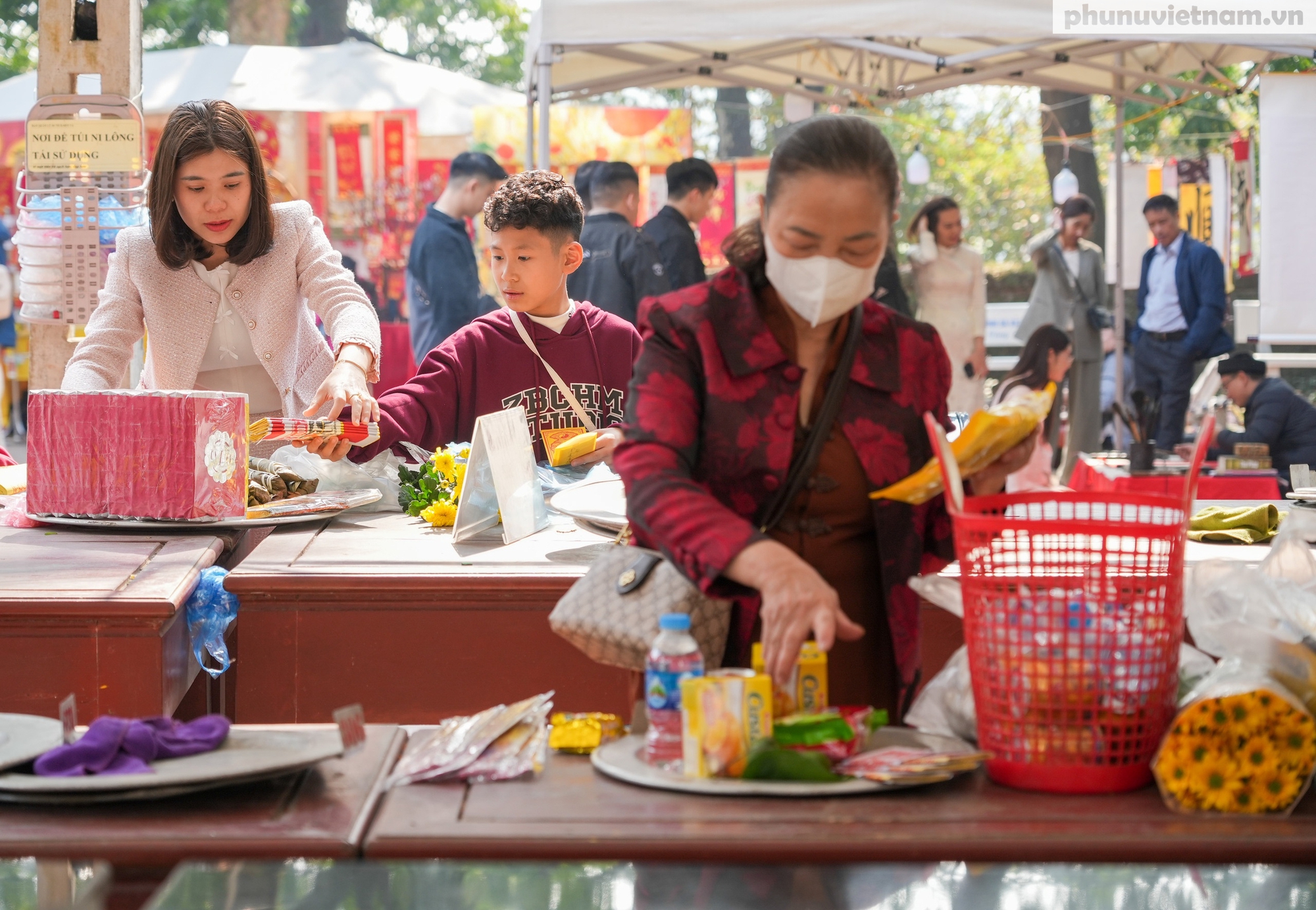 Hàng vạn người dân đến chiêm bái, dâng hương tại đền thờ Tản Viên Sơn Thánh trong ngày đầu Xuân- Ảnh 8.