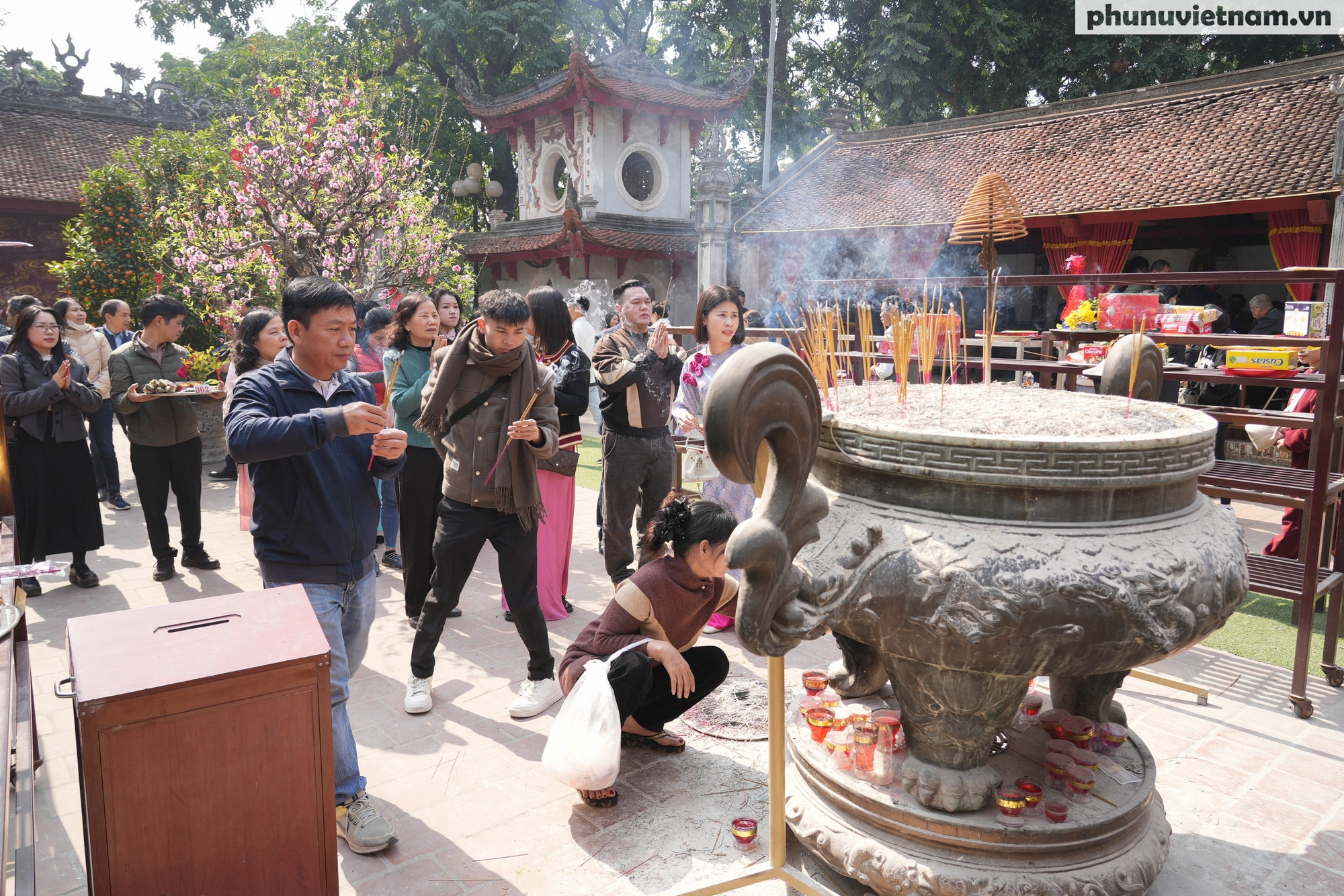 Hàng vạn người dân đến chiêm bái, dâng hương tại đền thờ Tản Viên Sơn Thánh trong ngày đầu Xuân- Ảnh 10.