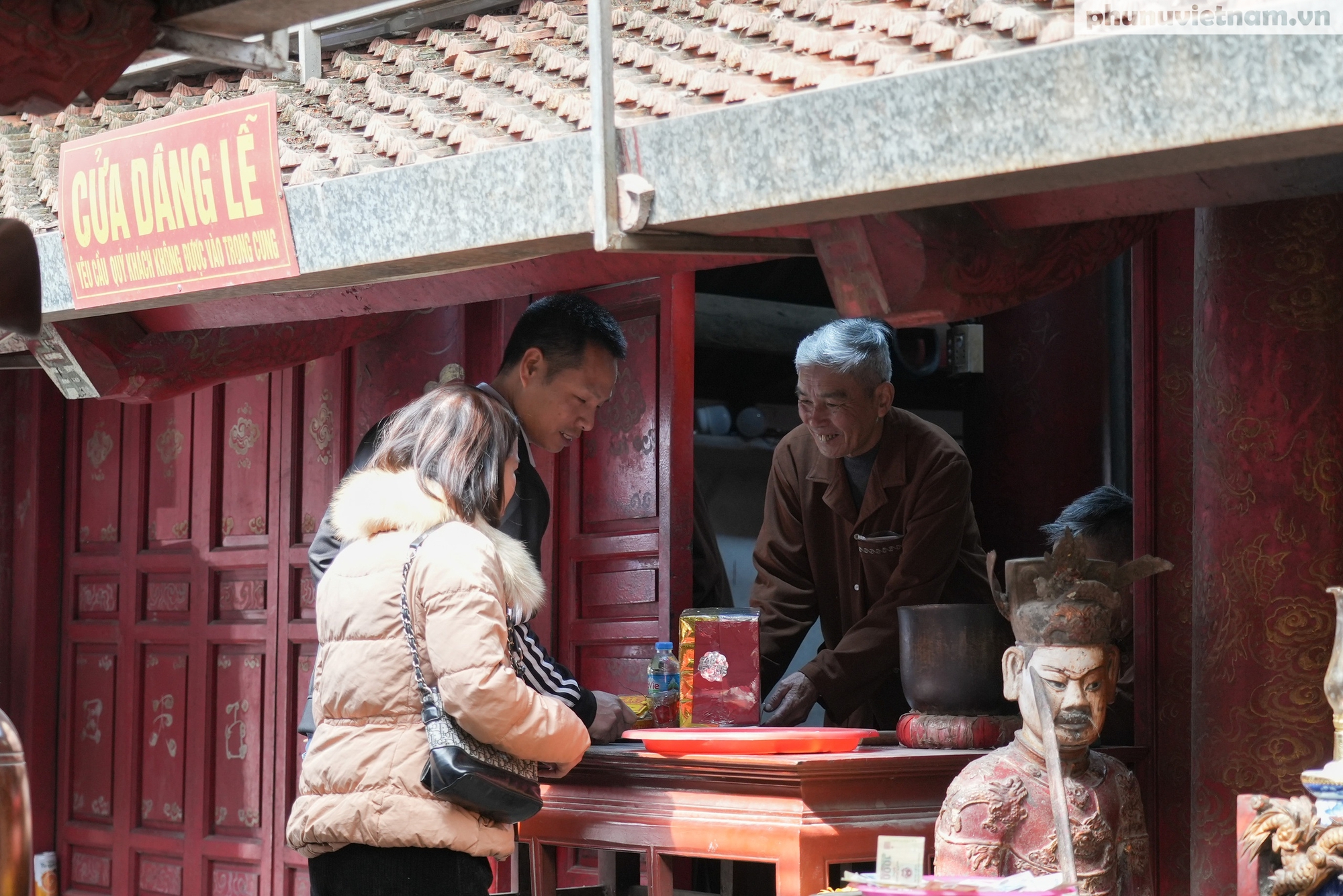 Hàng vạn người dân đến chiêm bái, dâng hương tại đền thờ Tản Viên Sơn Thánh trong ngày đầu Xuân- Ảnh 12.