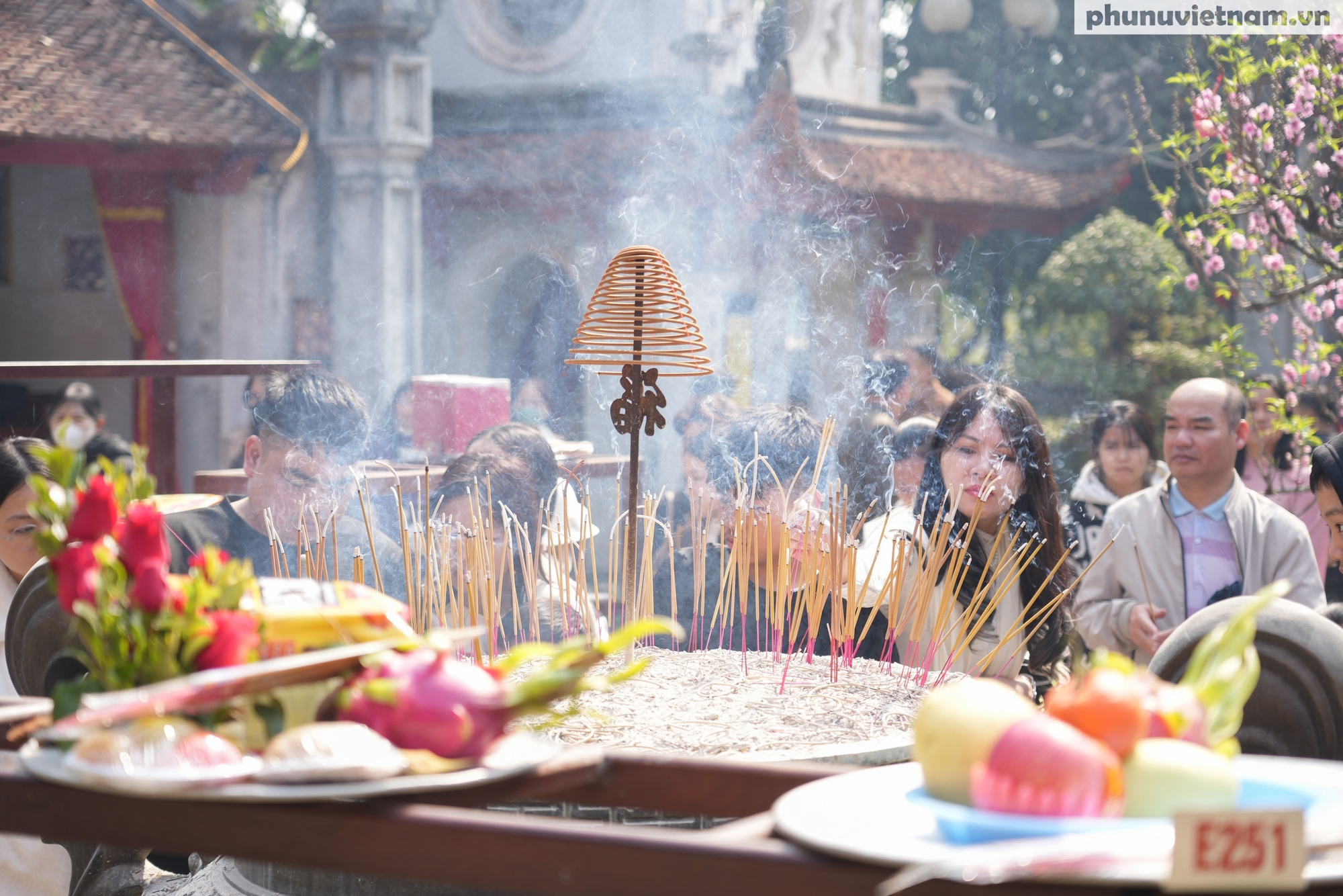 Hàng vạn người dân đến chiêm bái, dâng hương tại đền thờ Tản Viên Sơn Thánh trong ngày đầu Xuân- Ảnh 14.